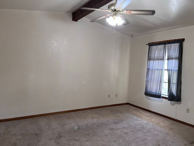 Building Photo - 2 bedroom/1 bathroom Duplex