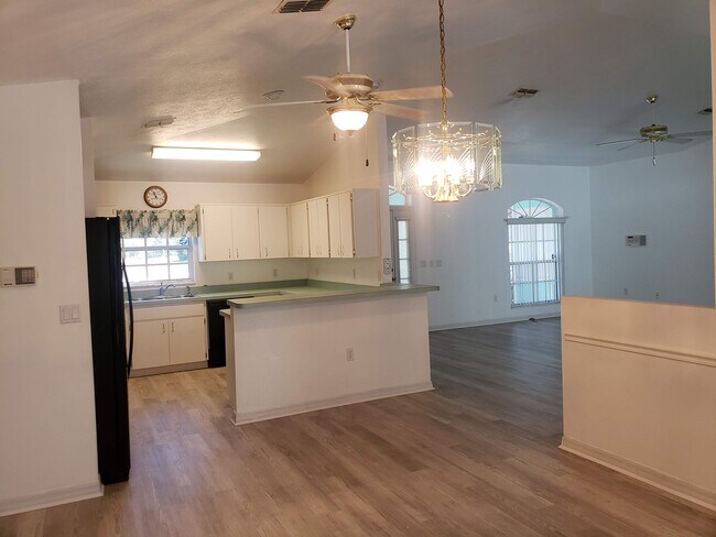 Building Photo - Lovely Pine Ridge Pool Home
