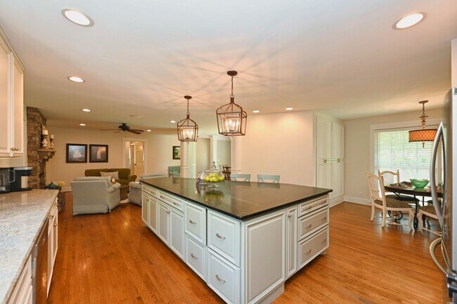 Building Photo - **RARE BRENTWOOD FIND, A MASTERCLASS IN ELEGANT SOUTHERN DESIGN**