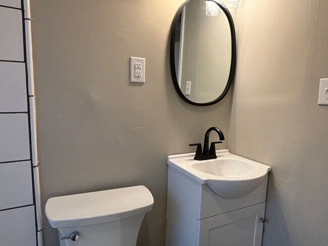 Building Photo - AVAILABLE NOW! Charming 2-Bed, 1-Bath Single-Family Home in Indianapolis!