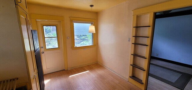 Building Photo - Glendale Awaits You