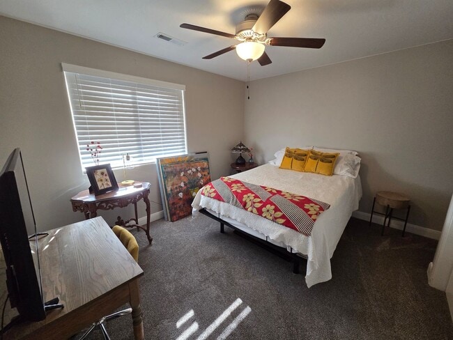 Building Photo - Stunning 3 bed home - like new