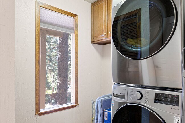 Building Photo - 3 Bed 2 Bath Seasonal Rental