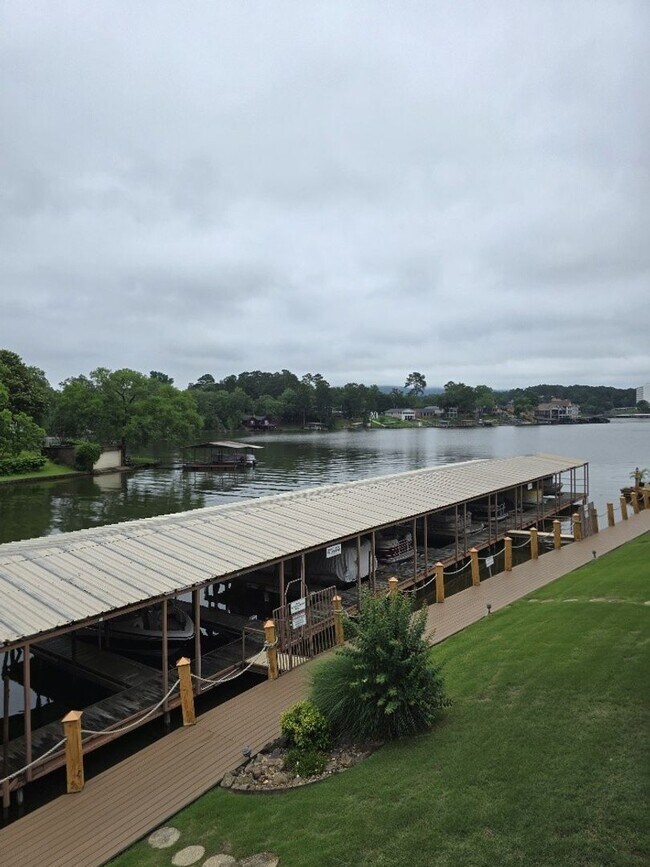 Building Photo - Lakeside Condo