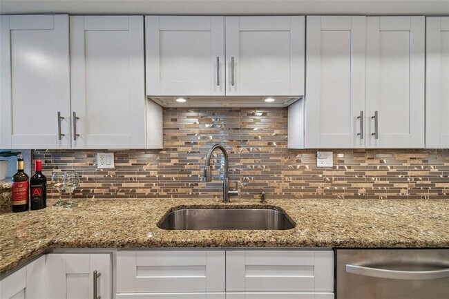 Building Photo - 7400 Sun Island Dr S