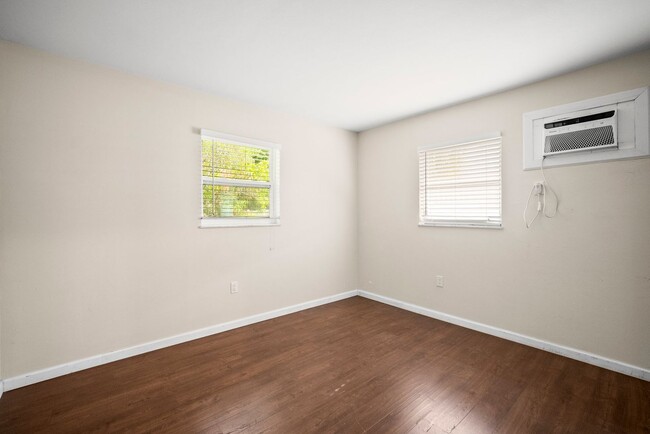 Building Photo - ANNUAL RENTAL - 1 Bedroom, 1 Bath Duplex i...