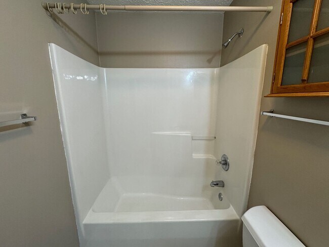 Building Photo - Candler - 2 Bedroom Available Now