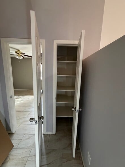 Building Photo - 1347 E 10th Pl