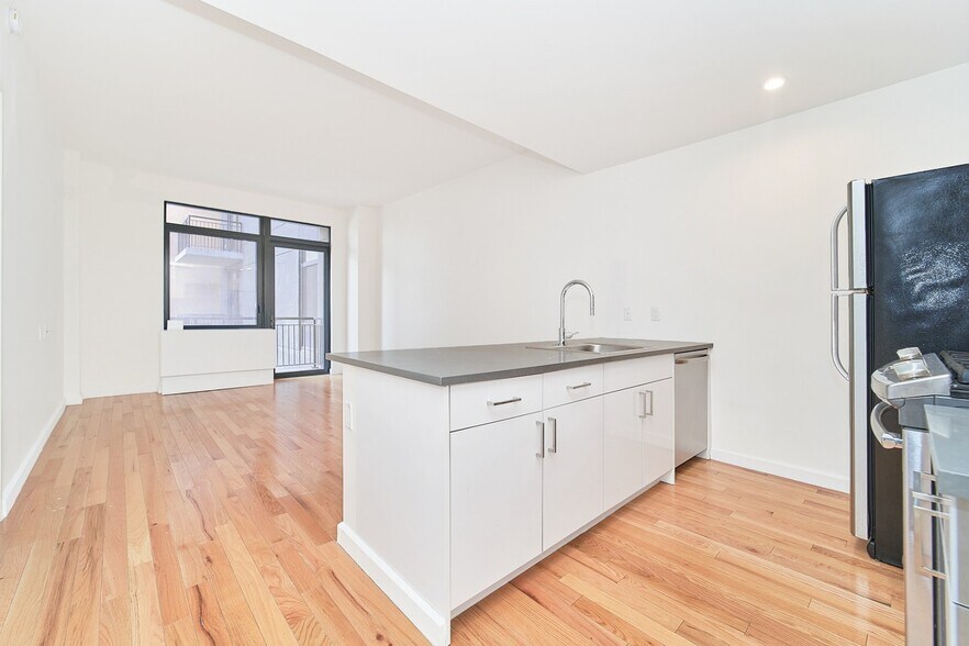 Building Photo - Spacious One Bedroom with Two Balconies