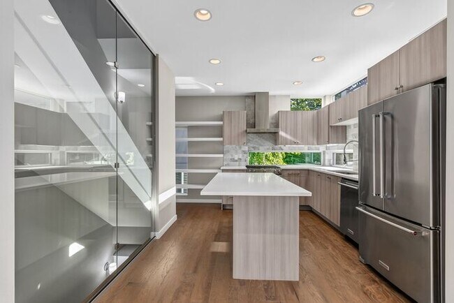Building Photo - Trendy West Seattle Townhome w/Air Conditioning and Rooftop Deck