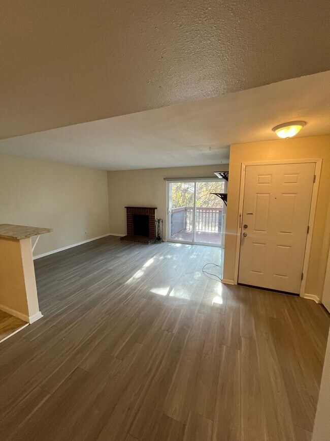 Building Photo - Spacious 1br/1ba Condo