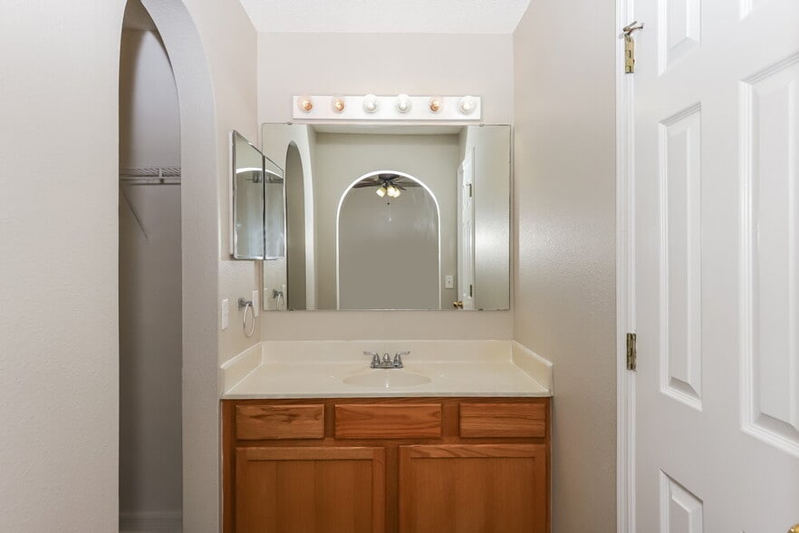 Building Photo - 11426 Ivy Flower Loop