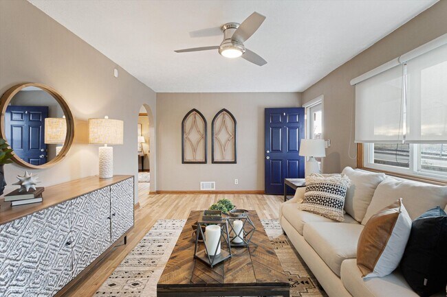 Building Photo - Gorgeous 2 bedroom 1 bathroom house!