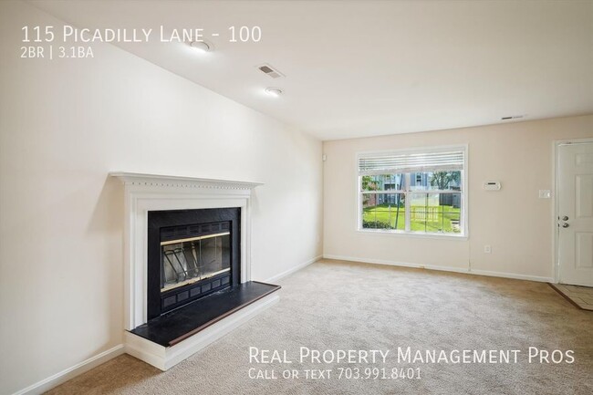 Building Photo - Spacious 3-Story End-Unit Townhome in Prim...