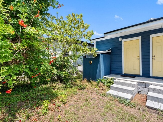 Building Photo - Affordable 3/1.5 West Tampa Home