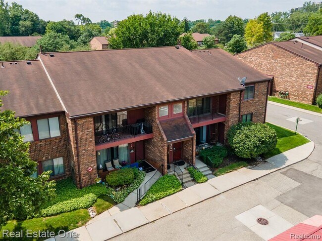 Building Photo - 23788 Village-House Dr N