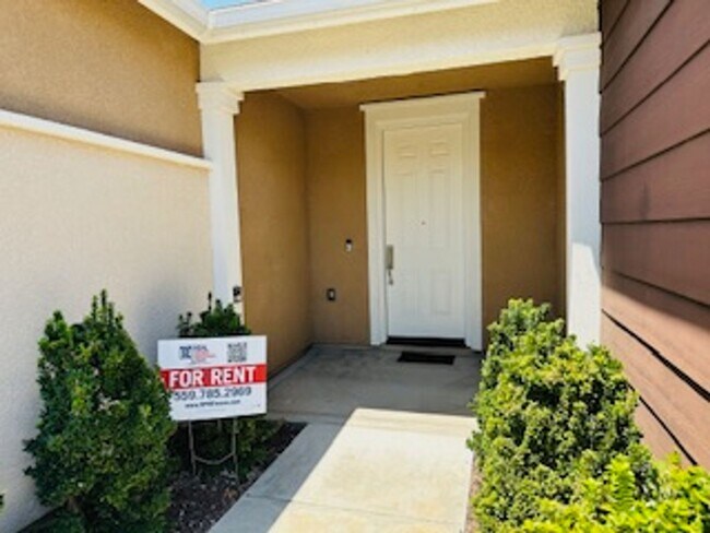 Building Photo - $2,695 Beautiful Barclay Square 4 Bed / Ha...