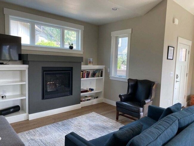 Building Photo - Furnished West Bend Home Available May-November