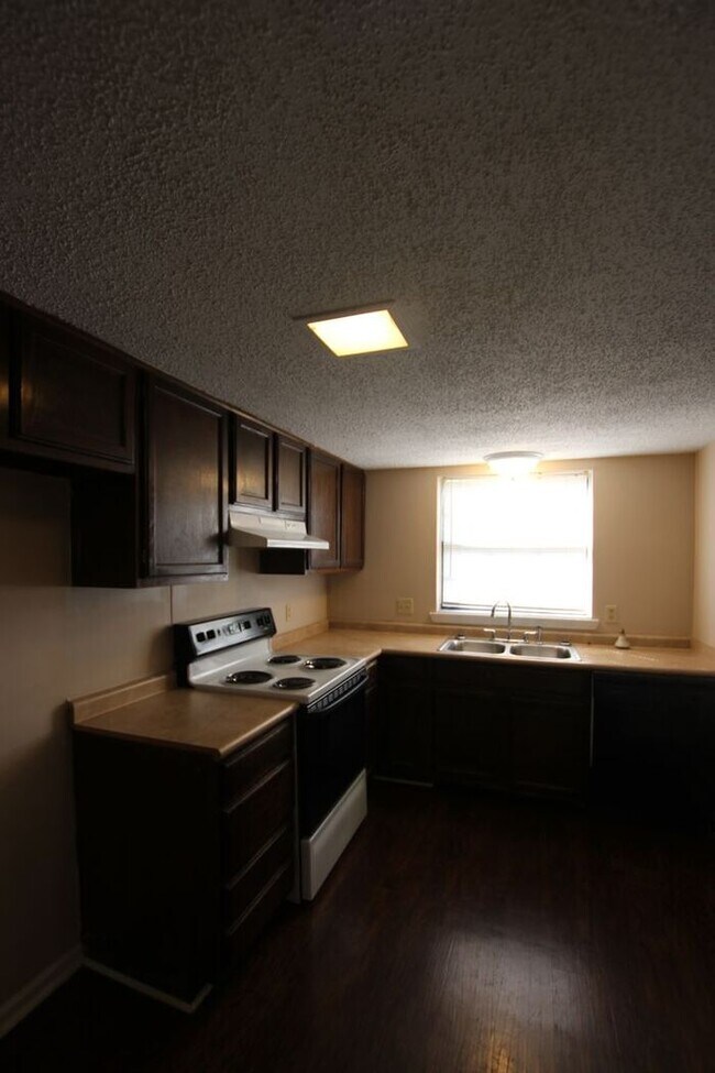 Building Photo - Beautiful 3 Bedroom, 2.5 Bath Townhome in ...