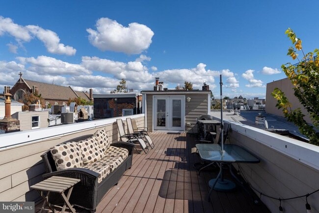 Building Photo - 1330 S Charles St