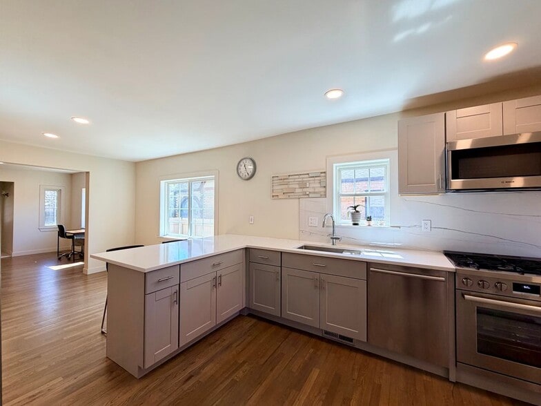 Building Photo - 557 S University Blvd