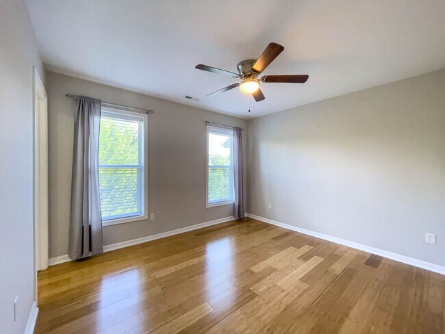 Building Photo - Spacious Three-Bedroom Townhouse in West A...