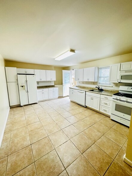 Building Photo - 203 Pineview Ave