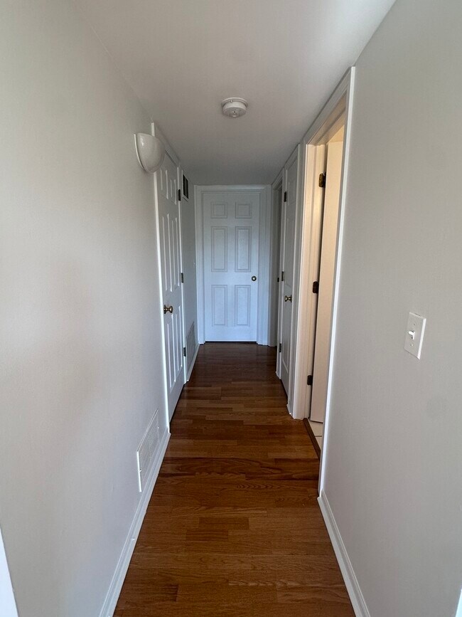 Building Photo - 234 W Ct of Shorewood