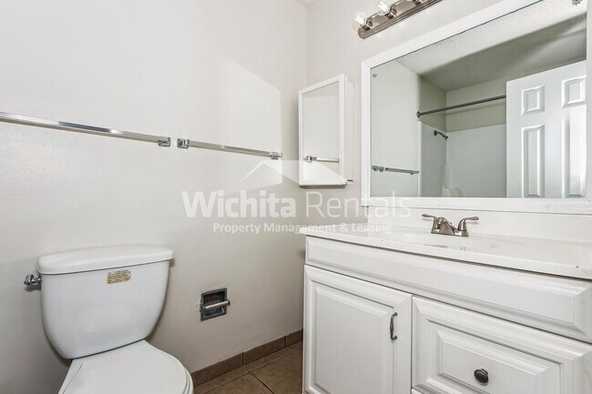 Building Photo - 2303 S White Oak Dr