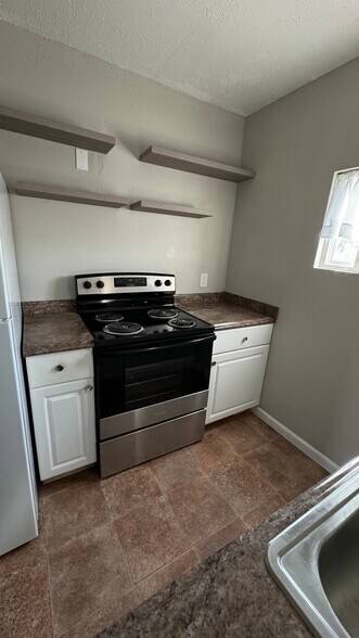 Building Photo - 635 10th Ave