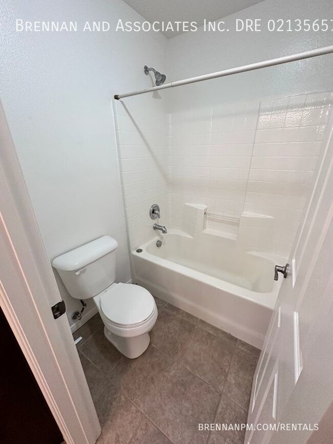 Building Photo - 3 bed, 2.5 bath Townhome, 2 Car Garage, Ea...