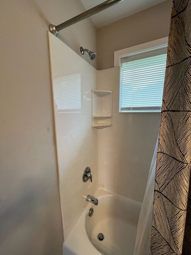 Building Photo - 3 bedroom/1 bathroom home in Central, SC