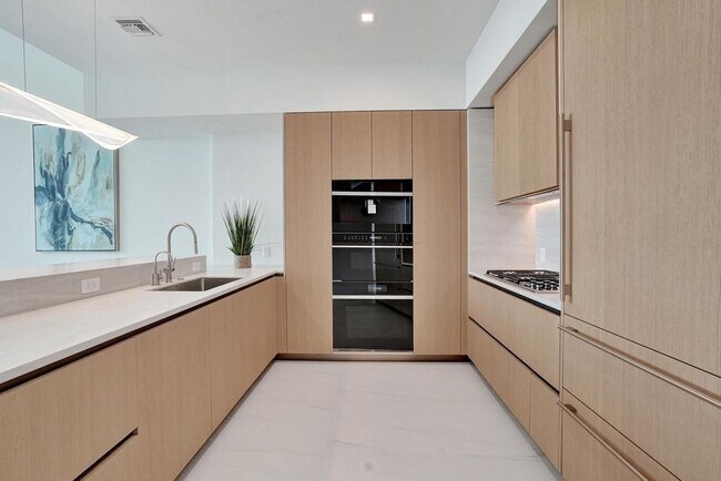 Building Photo - 900 N Ocean Blvd