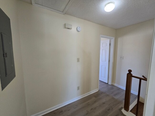 Building Photo - 2 Bedroom 2-1/2 Bathroom Townhouse Style Condo