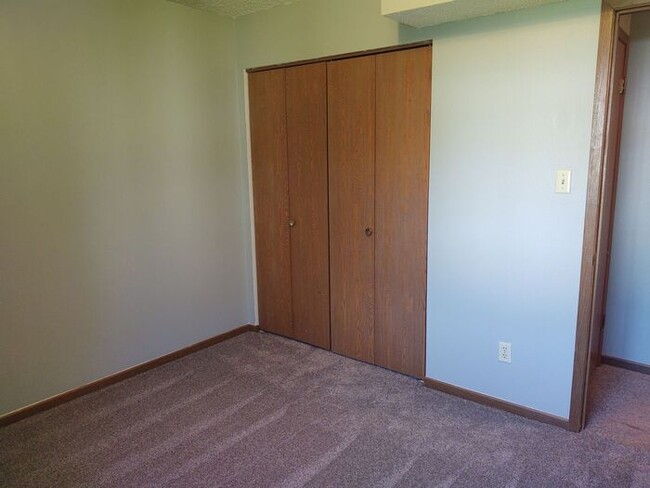 Building Photo - $975 | 2 Bedroom, 1 Bathroom Apartment | N...