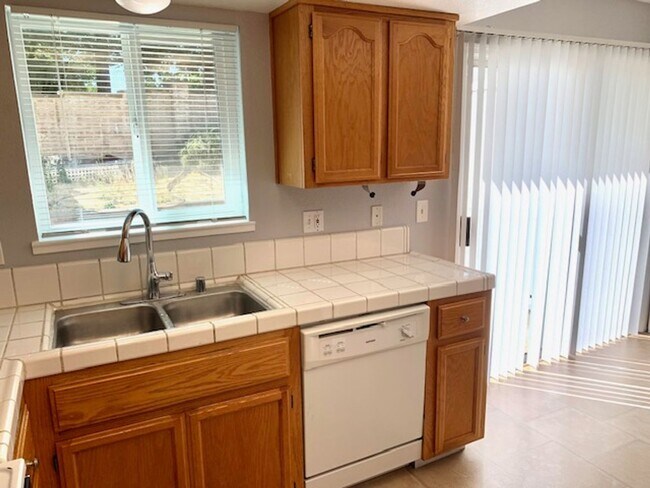 Building Photo - Tranquil 2 bed 2.5 bath Townhouse in Fairf...