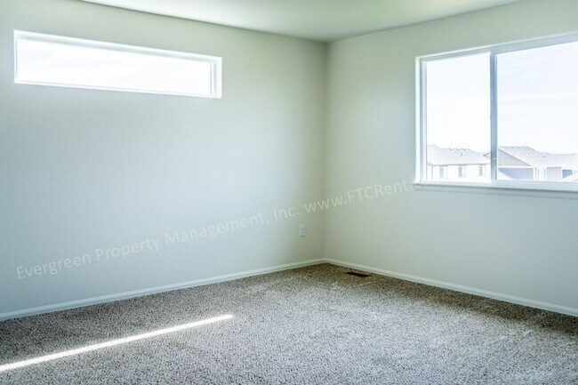 Building Photo - Gorgeous 4-Bed, 2.5 Bath Home in Windsor!
