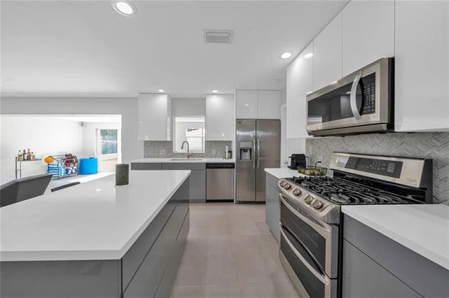 Building Photo - 1190 SW 14th Dr