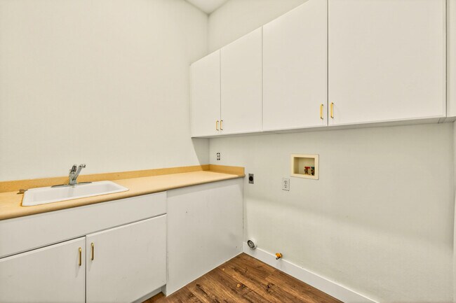 Building Photo - 6 Queens Ct