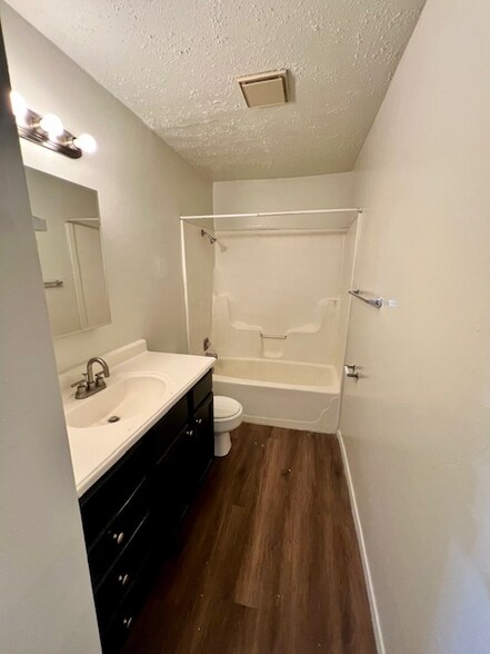 Building Photo - 920 N Leverett Ave