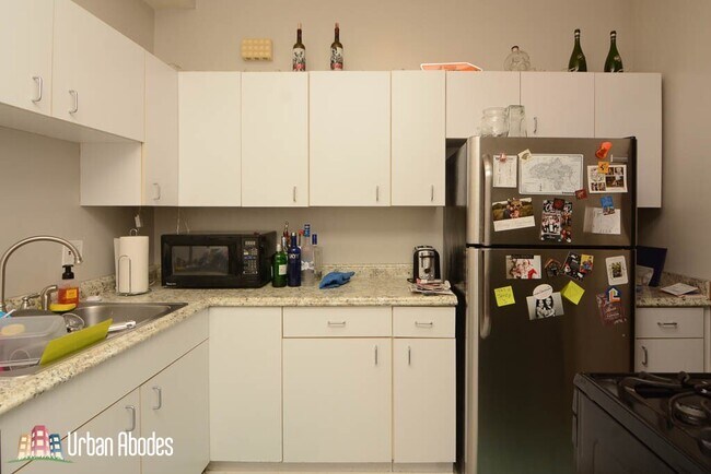 Building Photo - 2030 N Oakley Ave