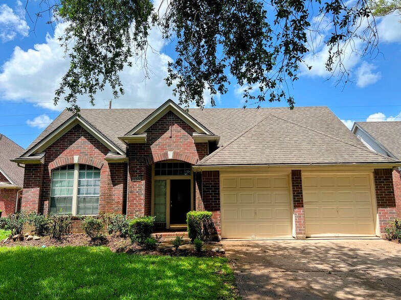 Building Photo - 4622 Forest Home Dr