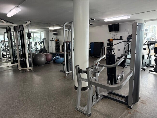 Building Photo - 900 Bay Dr