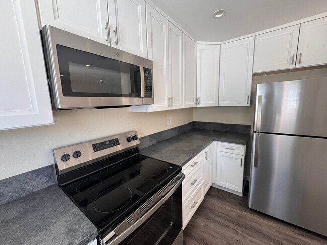 Building Photo - Spacious 4-Bedroom Townhome in Prime Clair...