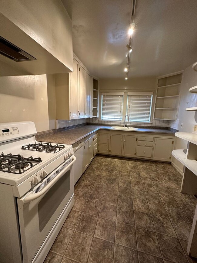 Building Photo - Charming 2bedroom could use one of the roo...