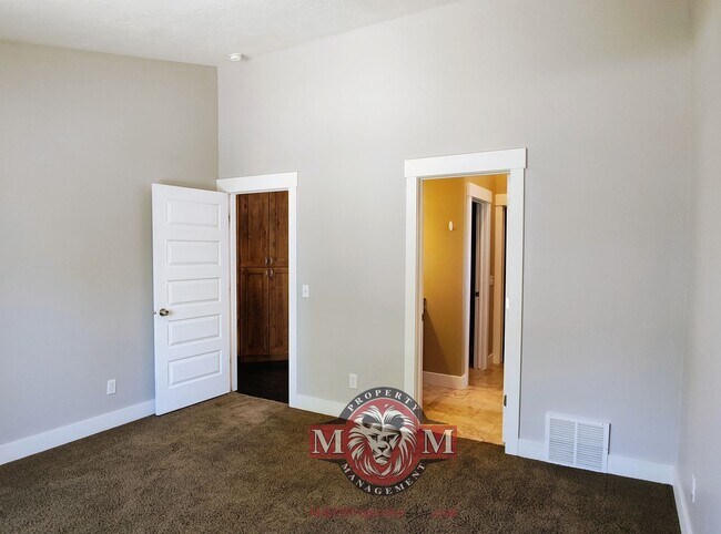 Building Photo - Remodeled 5 Bd Home in Midvale