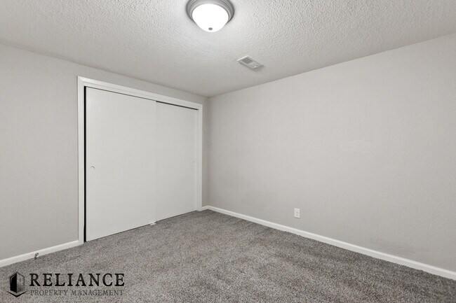 Building Photo - 8712 Lakeland Cir