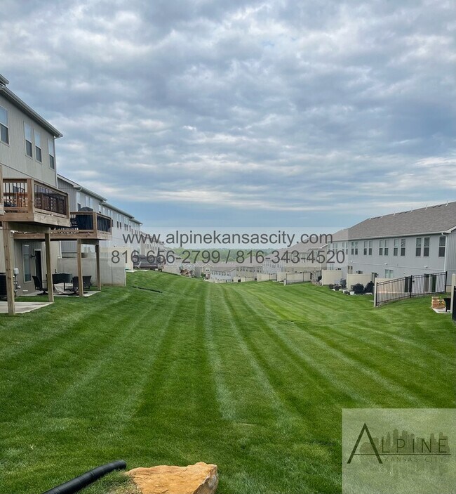 Building Photo - Beautiful Parkville Town Home Coming Soon!