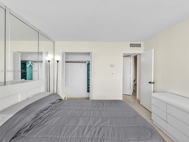 Building Photo - 3140 S Ocean Dr