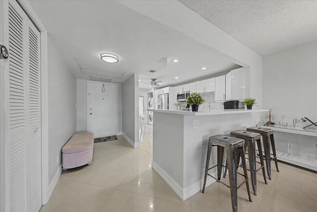 Building Photo - 2701 S Palm Aire Dr